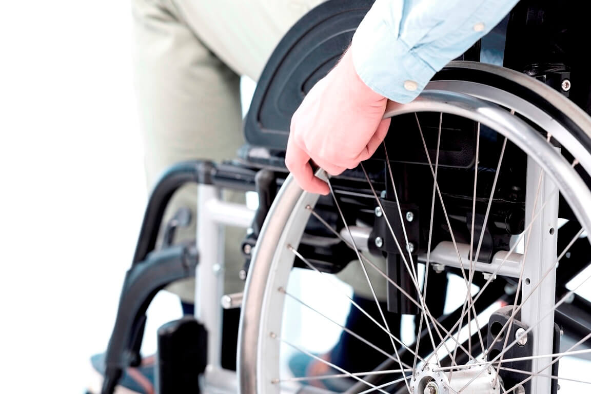 Як вибрати інвалідне крісло для літньої людини?